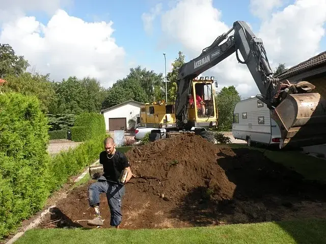 Grävmaskin schaktar på en villatomt