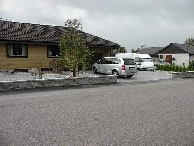 Ny uppfart och låg mur framför en villa