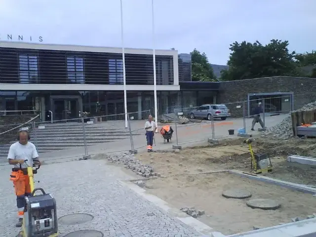Stensättning pågår framför entrén till Tennisstadion